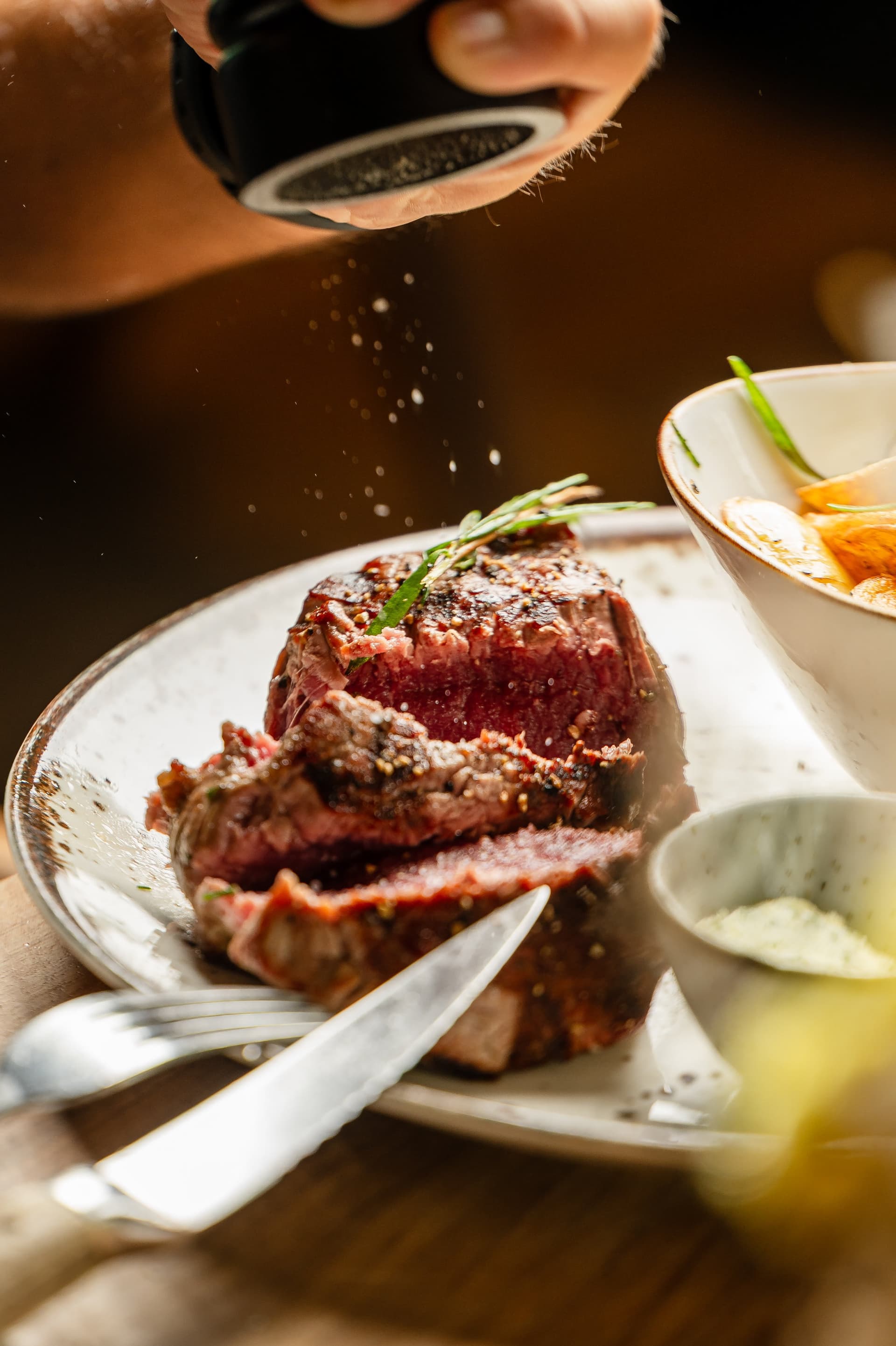 Koch bereitet Premium-Steaks in traditionellem deutschem Steakhouse zu